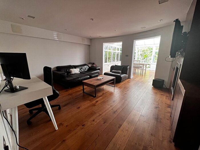 3 Bedroom Mews To Rent In Shaftsbury Mews, Clapham, SW4
