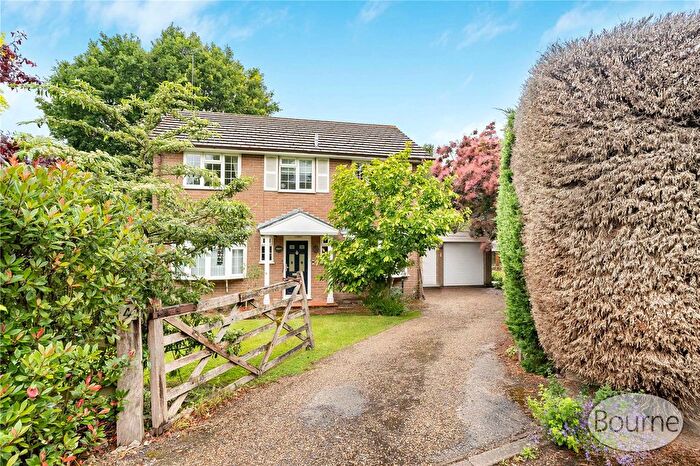 4 Bedroom Detached House For Sale In Lyndhurst Close, Horsell, Woking, Surrey, GU21