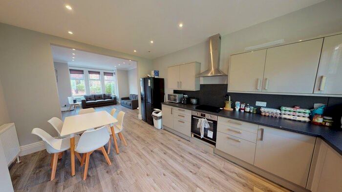 3 Bedroom Apartment To Rent In Cromwell Avenue, London, N6