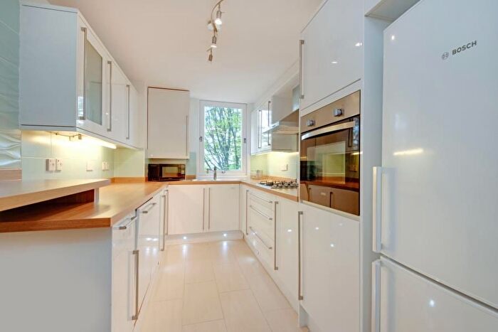 2 Bedroom Property To Rent In Britten Close, Golders Green, NW11