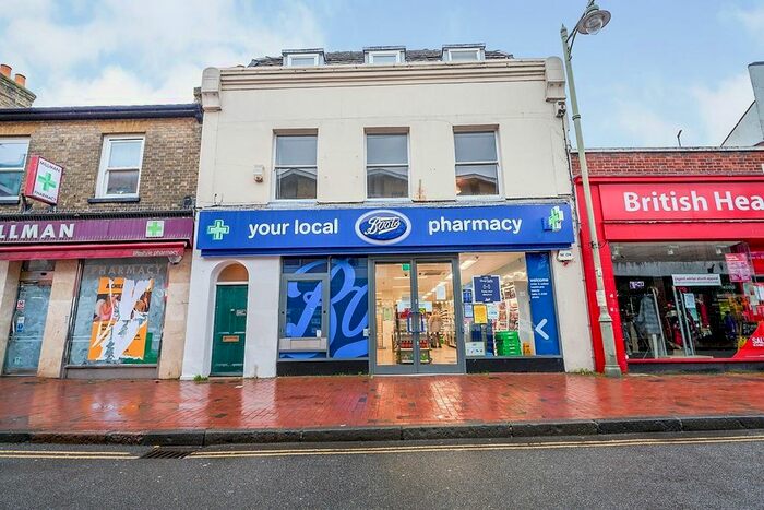 2 Bedroom Flat To Rent In High Street, Egham, Surrey TW20