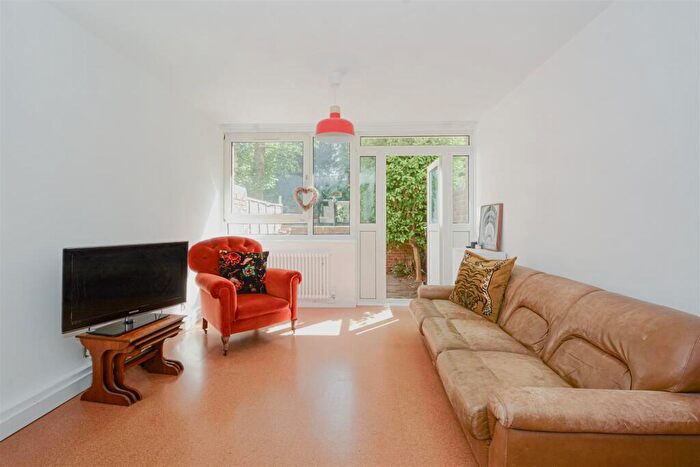 2 Bedroom Maisonette To Rent In Pownall Road, London, E8