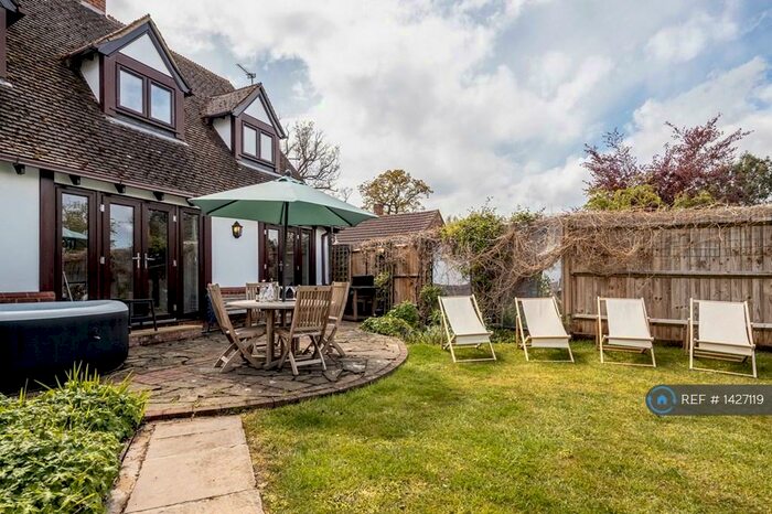 6 Bedroom Detached House To Rent In Minley Road, Yately, GU17