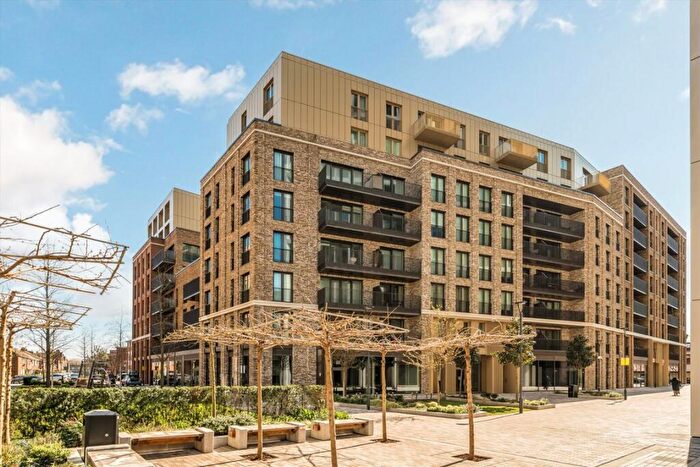 3 Bedroom Flat To Rent In Cendal Crescent, Whitechapel, E1