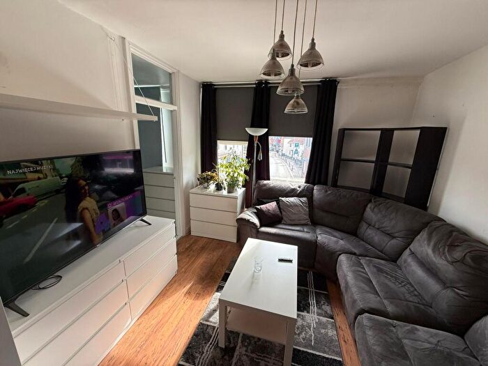 2 Bedroom Apartment To Rent In Peach Street, Wokingham, RG40