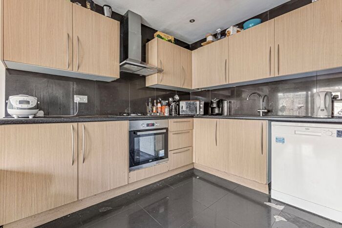 4 Bedroom Flat To Rent In Cedars Road, Clapham Junction, SW4