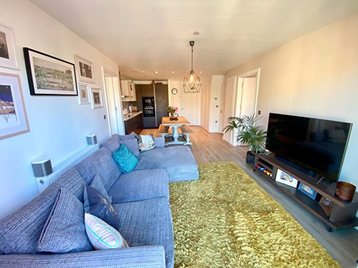 2 Bedroom Flat To Rent In Lockside Lane, Salford, M5