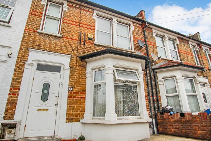2 Bedroom Flat For Sale In Madras Road, Ilford, IG1