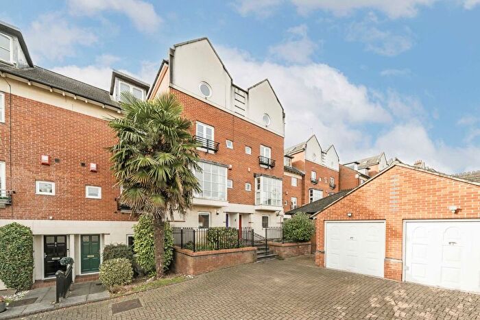 6 Bedroom Semi-Detached House For Sale In Alexandra Park Road, London, N22