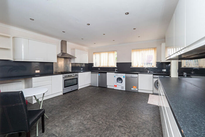 3 Bedroom Semi-Detached House To Rent In Malden Road, Cheam, Sutton, SM3