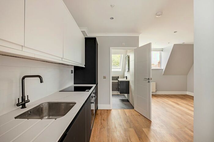 1 Bedroom Flat To Rent In Sandycombe Road, Kew, Richmond, Surrey, TW9