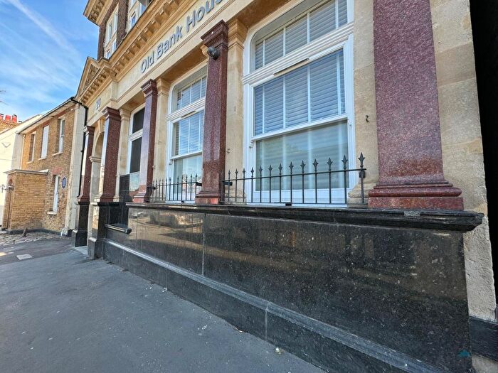 2 Bedroom Flat To Rent In High Street, Bushey, WD23