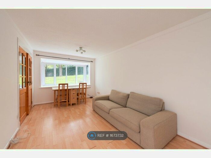 1 Bedroom Flat To Rent In Darwin Close, London, N11