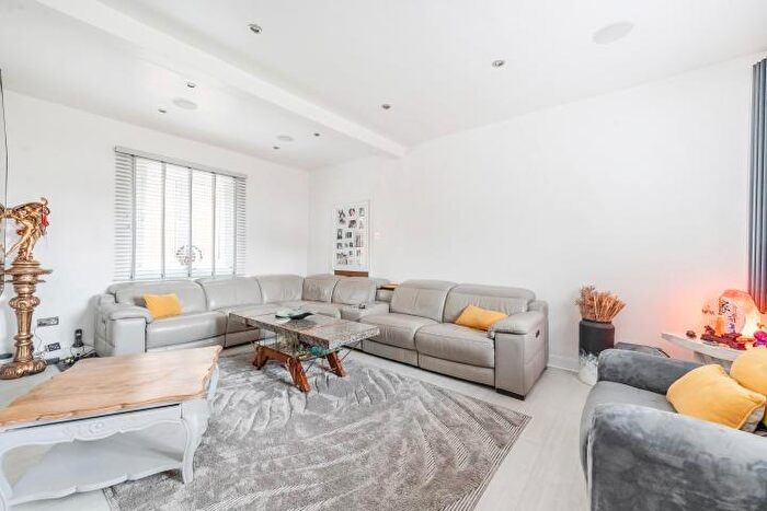 6 Bedroom Detached House For Sale In Kingsbury Road, NW9