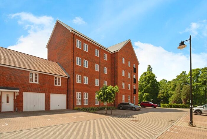 2 Bedroom Flat For Sale In Charteris Close, Aldershot, Hampshire, GU11