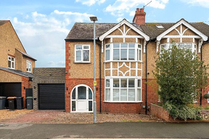 4 Bedroom Semi-detached House For Sale In Foster Road, Bedford, MK42