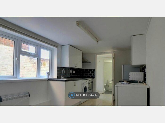 2 Bedroom Flat To Rent In Saxon Road, Luton, LU3
