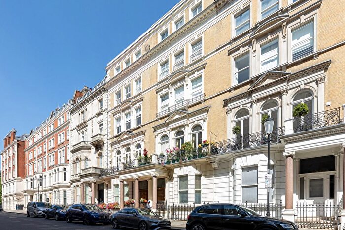 Studio To Rent In De Vere Gardens, London, W8