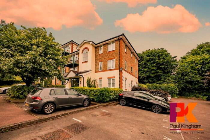 2 Bedroom Flat To Rent In Alexandra Park, High Wycombe, HP11