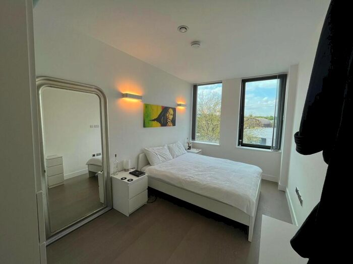 2 Bedroom Apartment To Rent In Berkshire Ct, RG12