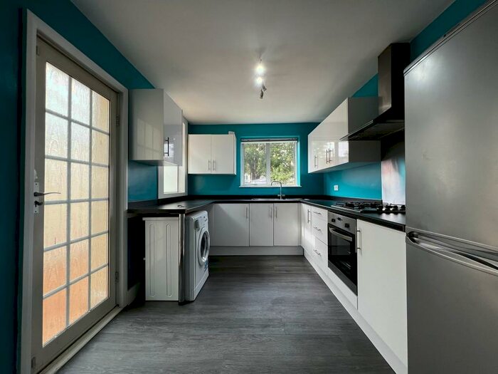 3 Bedroom Terraced House To Rent In Woodside Court Road, Croydon, London, CR0