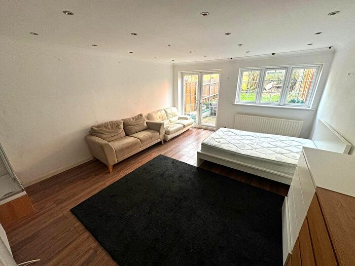 Studio To Rent In Guildown Avenue, London, N12