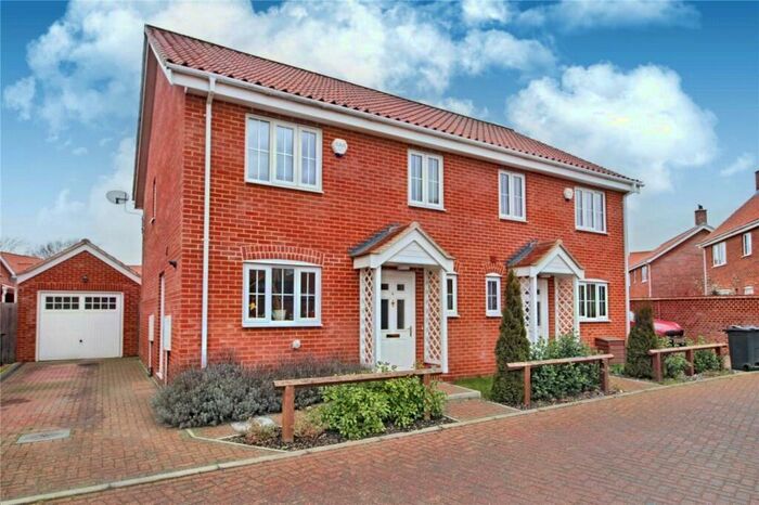 3 Bedroom Semi-Detached House For Sale In Wellesley Close, Poringland, Norwich, Norwich, NR14