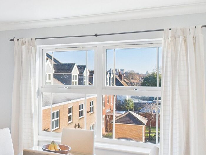 2 Bedroom Flat For Sale In Clarence Road, Windsor, Berkshire, SL4