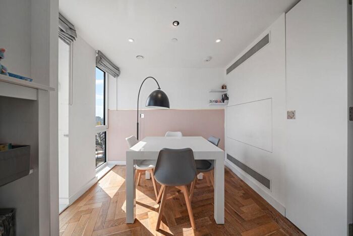 2 Bedroom Apartment To Rent In Eagle Point, City Road, London, EC1V