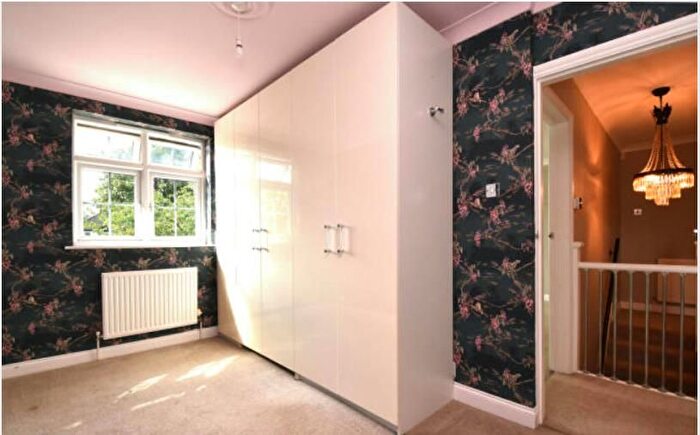 4 Bedroom Semi-Detached House For Sale In Southborough Lane, Bromley, BR2