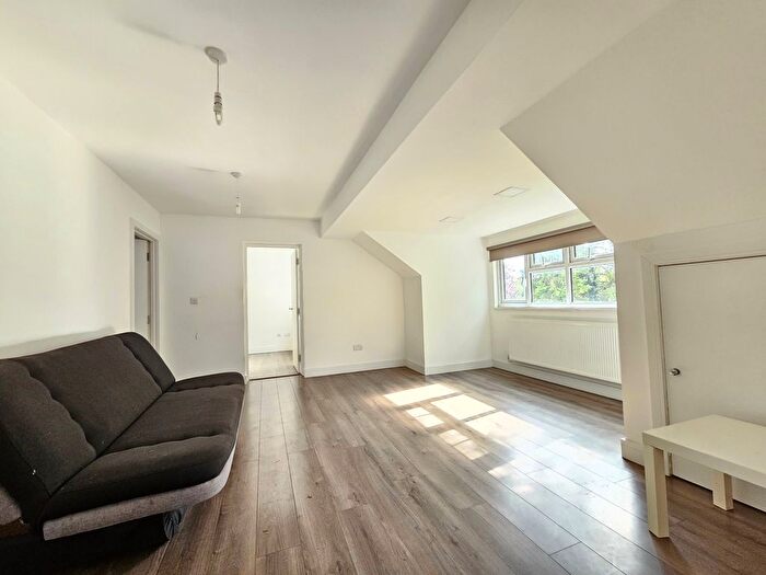 3 Bedroom Flat To Rent In New Bedford Road, Luton, LU3