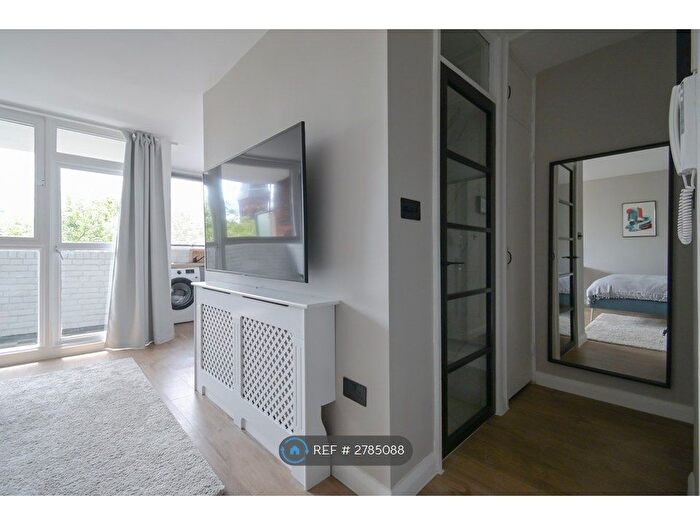 Studio To Rent In Vauxhall Bridge Road, London, SW1V