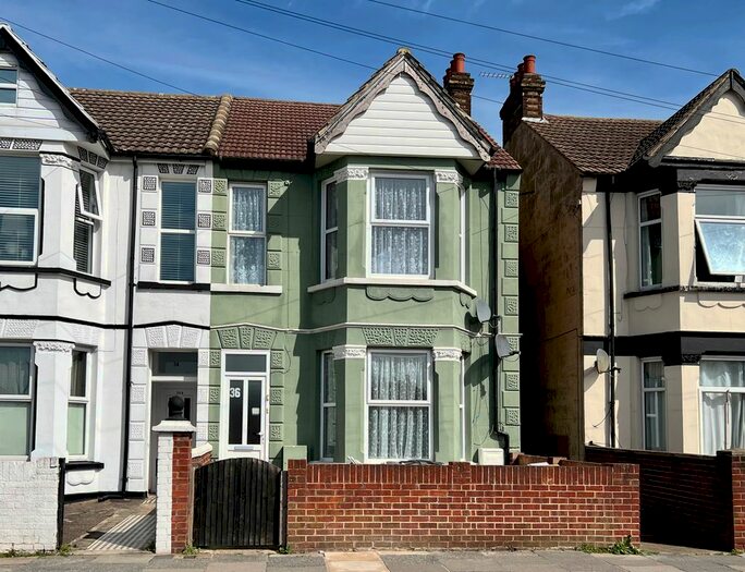 2 Bedroom Flat To Rent In Watling Street, Gillingham, ME7
