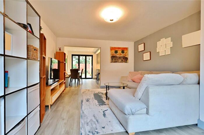 3 Bedroom Detached House For Sale In Alexandra Gardens, Knaphill, Woking, Surrey, GU21