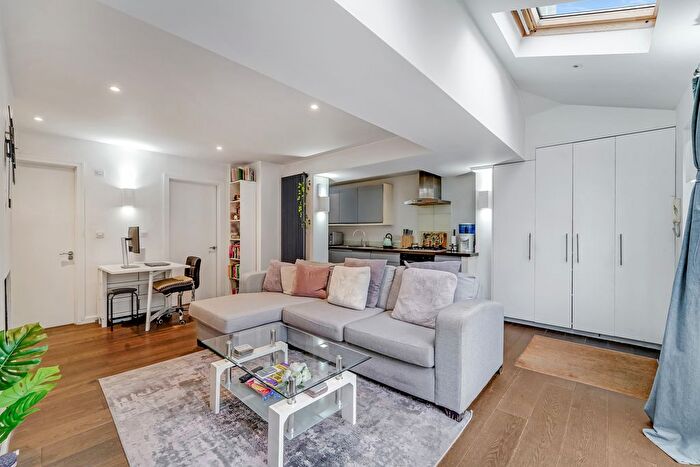 3 Bedroom Flat To Rent In Cromwell Road, SW19