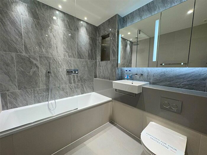 2 Bedroom Apartment To Rent In South Quay Plaza, Marsh Wall, London, E14