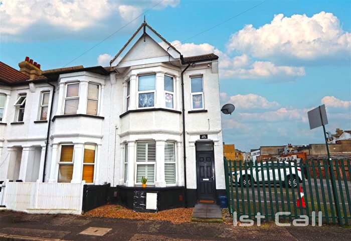 2 Bedroom Flat For Sale In Beach Road, Southend-On-Sea, SS1