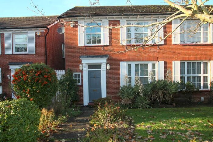 3 Bedroom End Of Terrace House To Rent In Springpark Drive, Beckenham, BR3