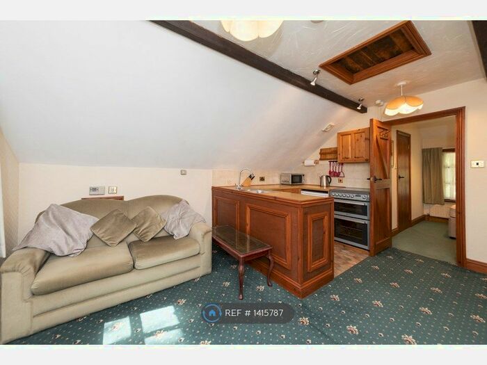 1 Bedroom Flat To Rent In The Slade Bucklebury, Reading, RG7