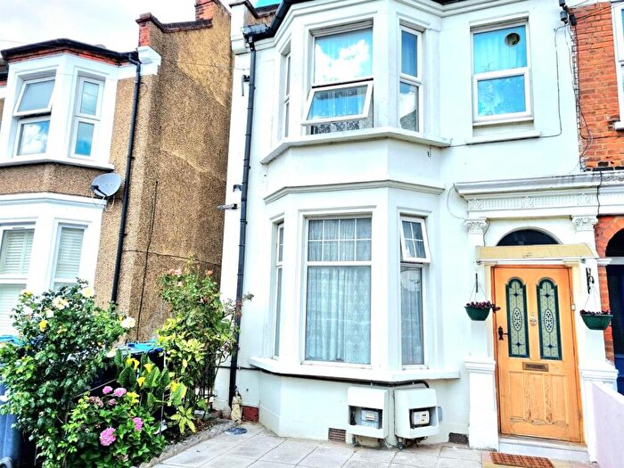 2 Bedroom Flat For Sale In Hartley Road, Croydon, CR0