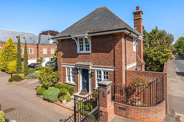 3 Bedroom Detached House For Sale In Chartfield Place, Weybridge, Surrey, KT13