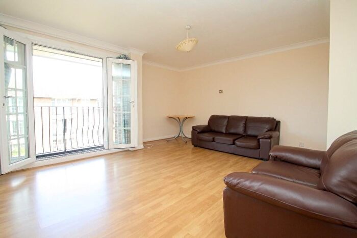 3 Bedroom Flat To Rent In Kingfisher Drive, Staines-Upon-Thames, TW18