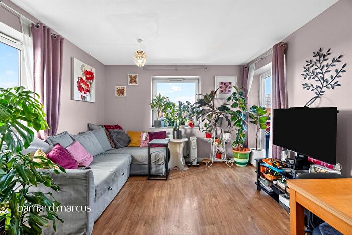 3 Bedroom Flat For Sale In Old Kent Road, London, SE15