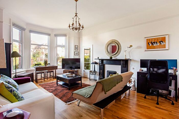 1 Bedroom Flat To Rent In Park Road, Surbiton, Surrey, KT5