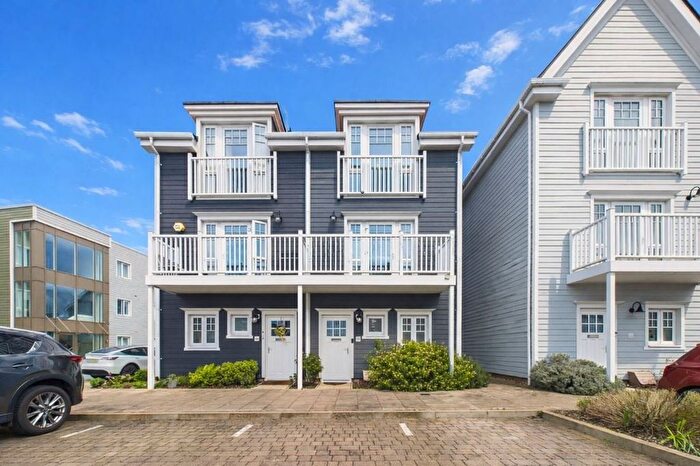 4 Bedroom Semi Detached House For Sale In Maine Street, Reading, Berkshire, RG2