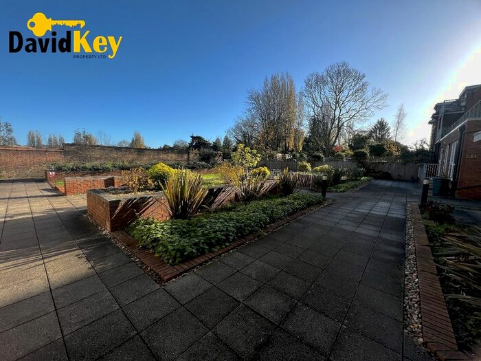 2 Bedroom Flat To Rent In Flat, Witcomb Lodge, Lankaster Gardens, London, N2