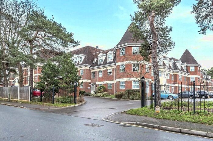 2 Bedroom Flat To Rent In Heathcote Road, Camberley, Surrey, GU15