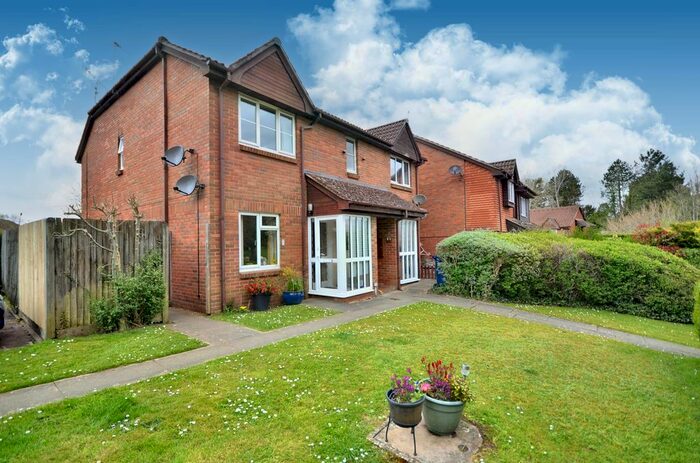 1 Bedroom Flat To Rent In St Peters Gardens, Wrecclesham, Farnham, Surrey, GU10