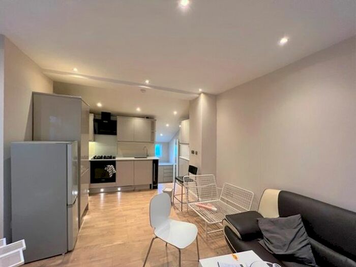 3 Bedroom Flat To Rent In Coverton Road, Tooting, SW17