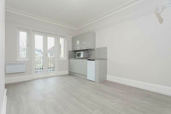 1 Bedroom Studio Flat To Rent In Hillside Crescent, Leigh-on-sea, SS9